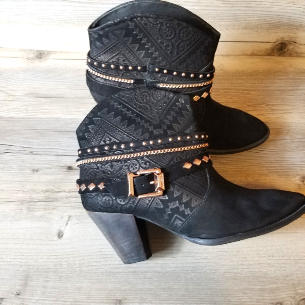 Dumond Textured Studded Buckle Ankle Boots